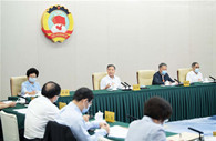 CPPCC members  discuss poverty alleviation in panel discussions