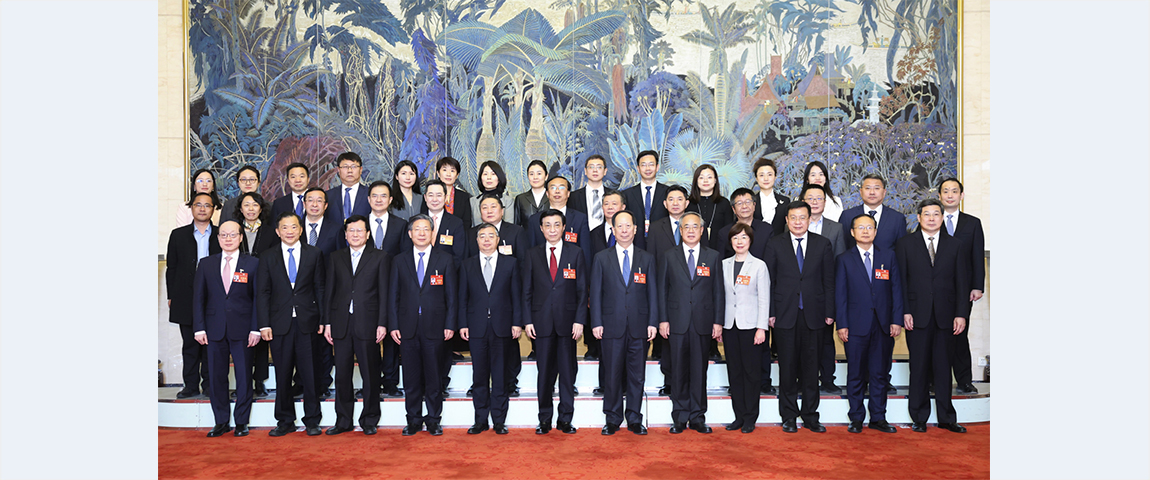 Wang Huning visits press representatives
