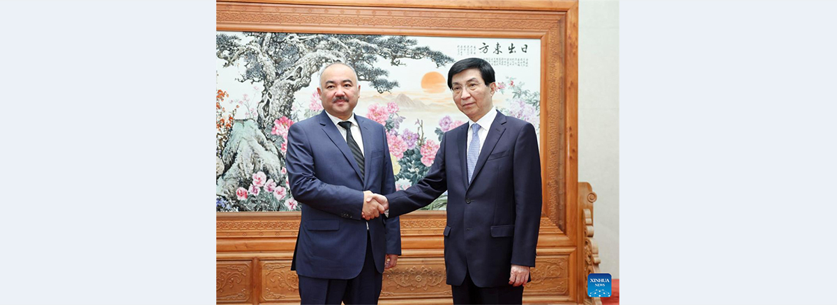 Wang Huning meets Kyrgyz parliament speaker