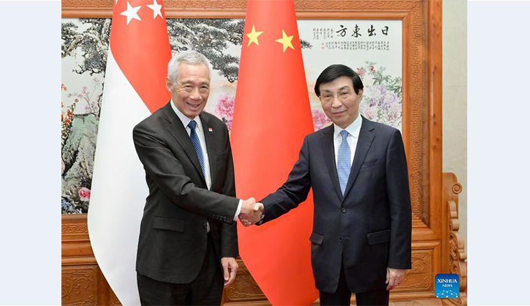 Wang Huning meets with senior minister of Singapore