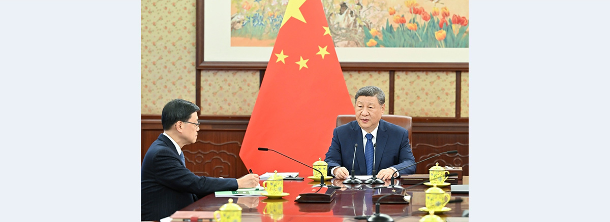 Xi hears report from HKSAR chief executive