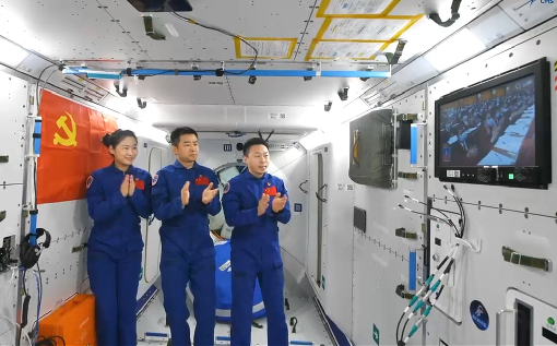 Audience in space applaud for the 20th CPC National Congress report
