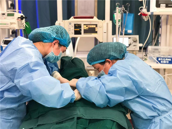 Center doctors rescue five ultra-premature infants overnight