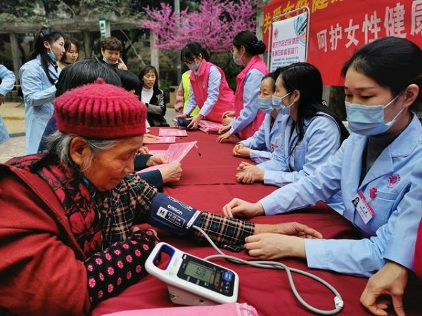 CQHCWC experts offer free clinical services to women in Yubei