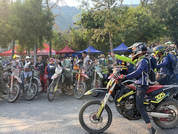 Chongqing bikers volunteer to run supplies to firefighters