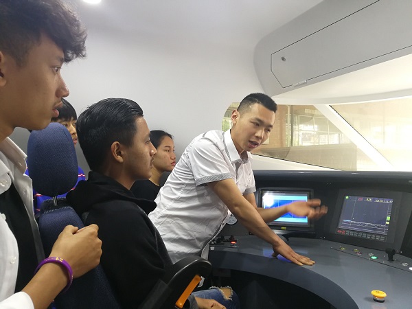 Thai students learn high-speed railway skills in Chongqing