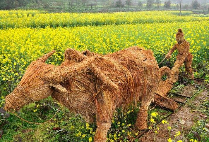 Town erects straw sculptures to woo tourists