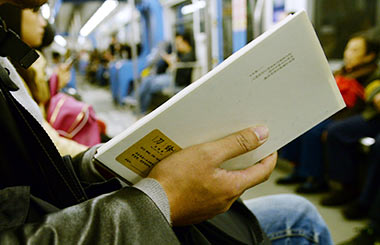 Writer starts 'Books on the Chongqing Light Rail'