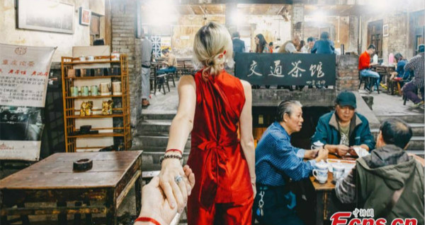 Travel couple shows Chongqing charms in 'Follow Me To' creations