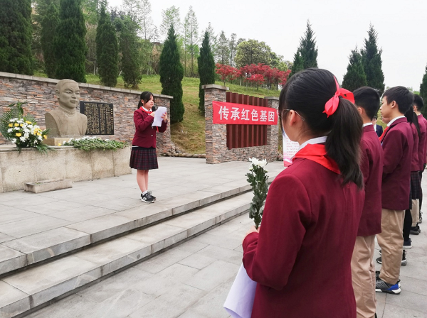 Liangjiang students pay tribute to martyrs