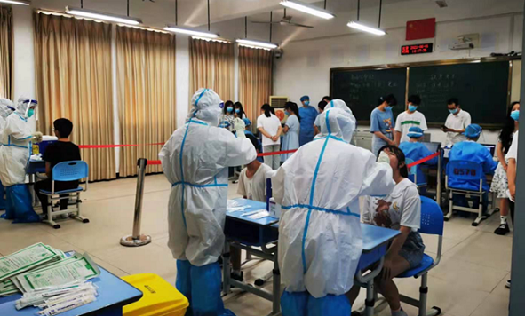 Medical workers in Liangjiang deliver nucleic acid tests despite hot waves