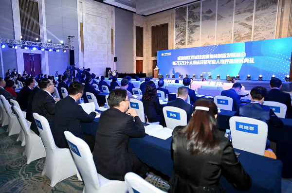 Summit held to boost Chengdu-Chongqing cooperation