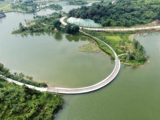 Arc-shaped floating bridge opens in Liangjiang