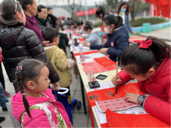Liangjiang community stages special programs for upcoming holiday