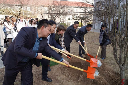法国总统马克龙母校师生来华种下友谊树——中法青年交流会在二外举行