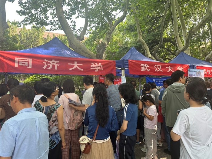 Xi'an Jiaotong University hosts campus open day to guide prospective students
