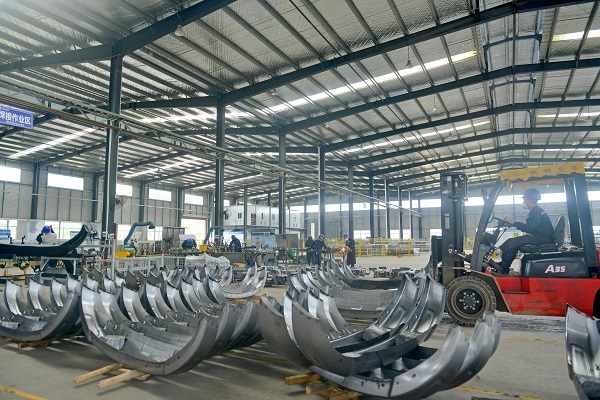 1715327349992036440.jpg 在四川博萨汽车部件有限公司,工人在赶制订单。彭圣洲 摄.jpg