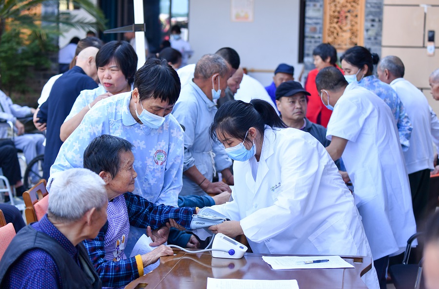 1715939816455035578.jpg 蓬安县城南社区卫生服务中心医务人员开展义诊活动。汪泽民摄 (2).jpg