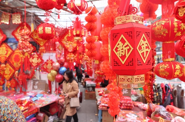 Chengdu market attracts crowds ahead of Chinese New Year