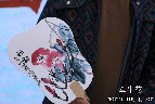 Shandong young artist paints flowers on fan