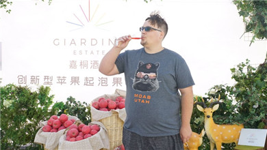 Expats try sparkling wine in Yantai