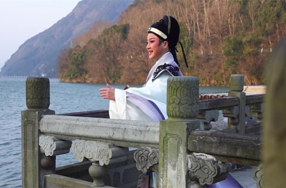 A mix of Yue opera and ancient poem