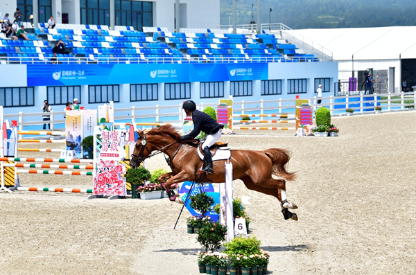 Equestrian eventing contest opens in Tonglu