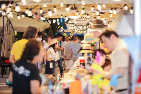 Shanghai holds shopping festival to boost confidence