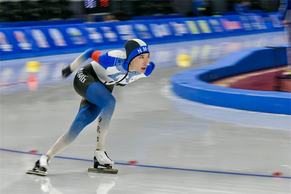 New national record set in men's 10,000 m speed skating 