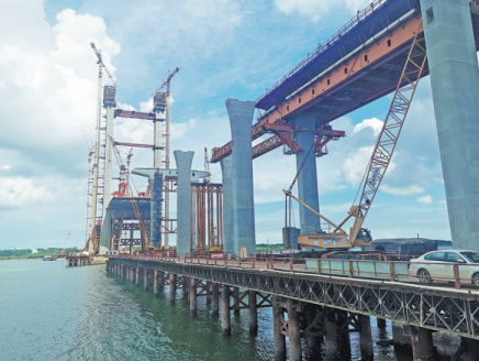 Crosssea bridge under construction in Zhanjiang