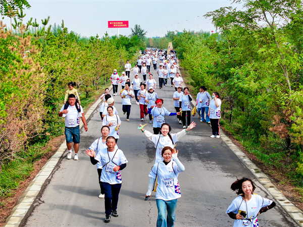 Gathering of 1,500 people in Ningxia's Minning town to run in the vineyard