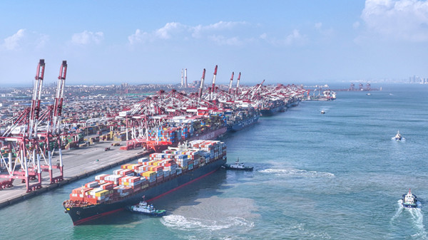 The busy Qingdao Port [ Photo provided to chinadaily.com.cn].jpg