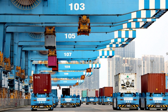 Automated port moves cargo at record speed