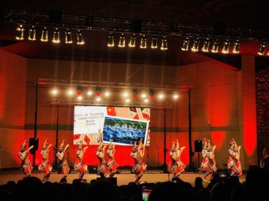 Zhejiang ethnic dances dazzle foreign crowds-1.jpg