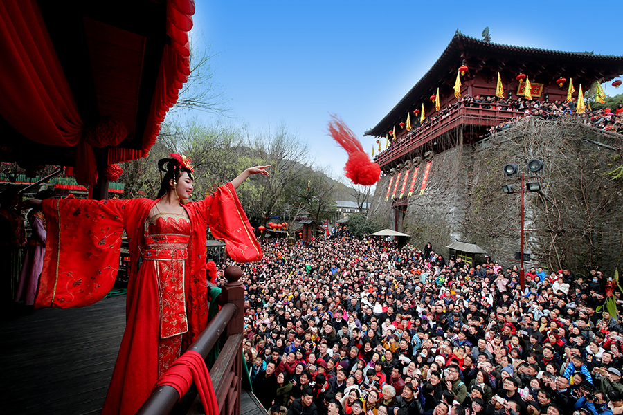 Bouquet Throwing from Family Wang_副本.jpg