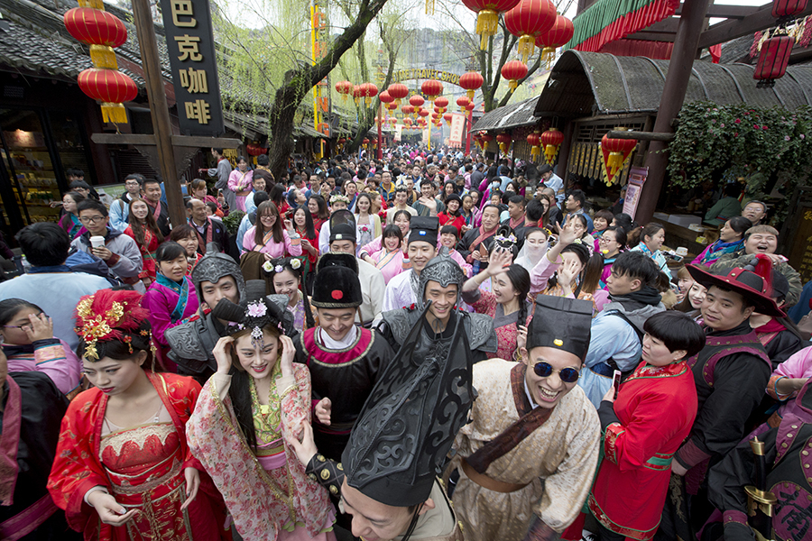 the record of tens of thousands of people wearing ancient costumes_副本.jpg