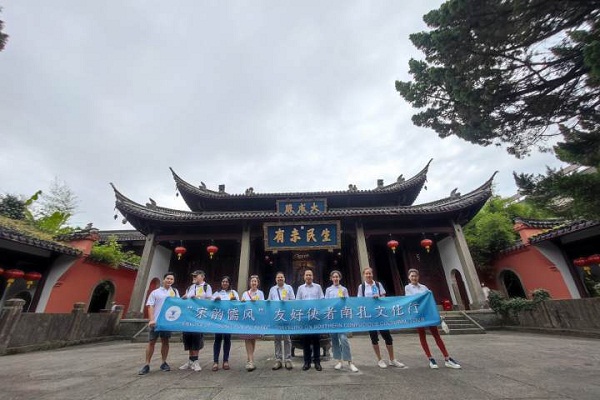 Intl envoys experiences cultural tour in Quzhou