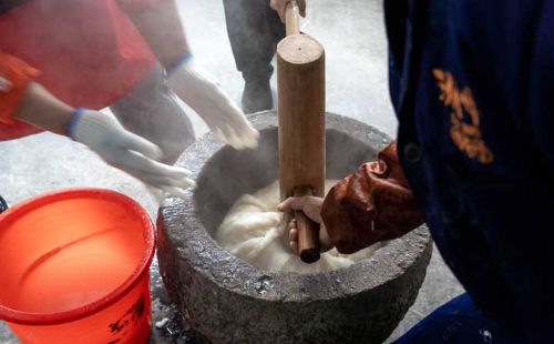 Time-honored rice cake popular before Spring Festival