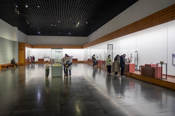 Cultural relics exhibition underway in Quzhou