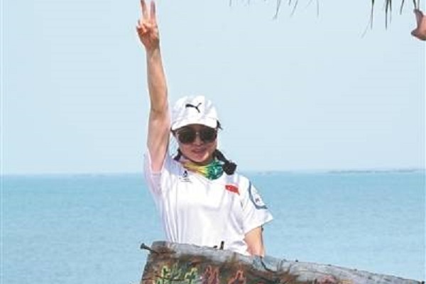 Quzhou woman crosses Qiongzhou Strait