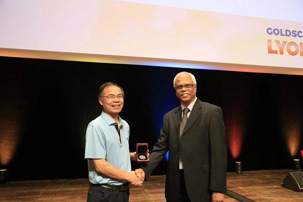 Quzhou native wins top intl award for organic geochemistry