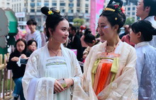 Go for a date with spring in ancient Chinese clothing