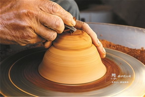 Quzhou village revives ancient porcelain-making skills