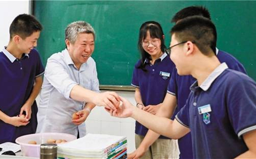 Changshan teacher renowned for kindness and boiled eggs