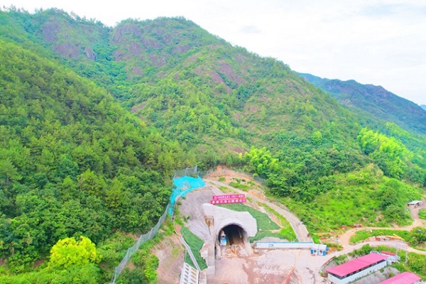 Longest tunnel of Hangzhou-Quzhou high-speed railway dug through