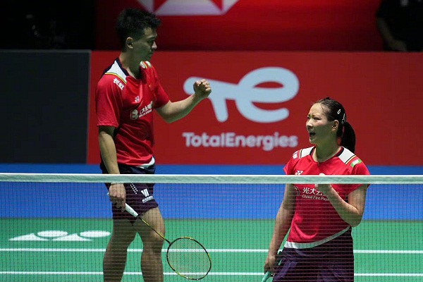 Huang Yaqiong, Zheng Siwei take gold at World Badminton Championships