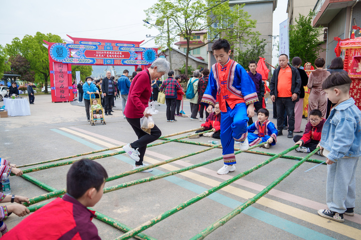 Quzhou launches folk activities to strengthen ethnic unity