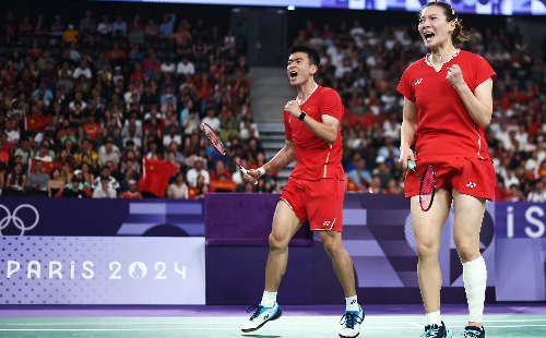 Badminton champion Huang adds an Olympic ring