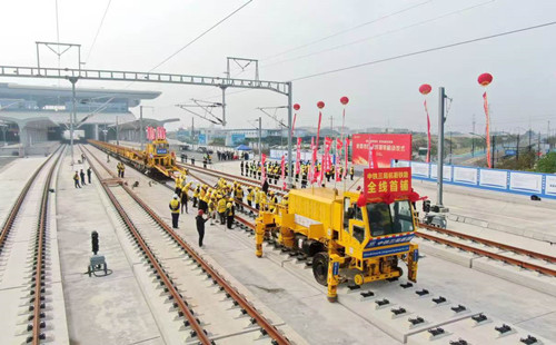 Hangzhou-Quzhou High-speed Railway begins full-scale track-laying