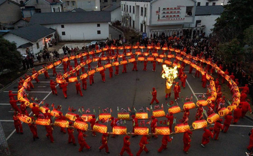 Dancing dragon celebrates Lantern Festival in Quzhou